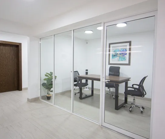 Oficina privada acristalada de MACC Servicios